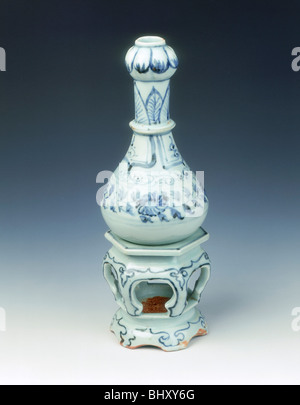 Blau und weiß Knoblauch - vorangegangen Vase auf einem Sechseckigen stehen, Yuan Dynastie, China, Mitte des 14. Jahrhunderts. Artist: Unbekannt