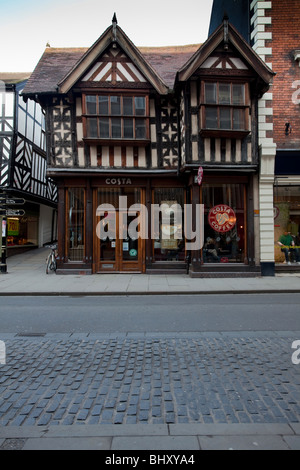 Frühen Fachwerk Haus in High Street Shrewsbury, jetzt ein Kaffeehaus, behält er seinen unverwechselbaren, vom Charme. Stockfoto