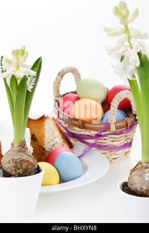 Bunte Ostereier mit Blumen Stockfoto
