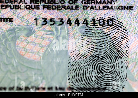 Mit einem Fingerabdruck, Speicherung von biometrischen Personalausweis Stockfoto