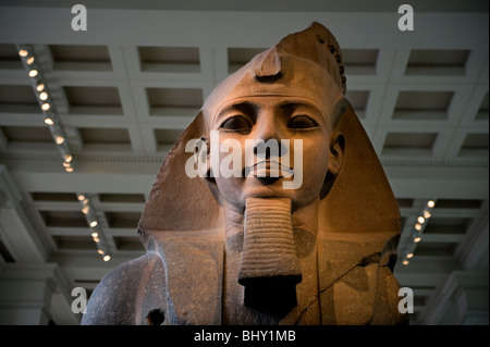 Das British Museum, London, England, UK. Scharen von Besuchern aus dem in- und Ausland besuchen das Britsh Museum in London, England. Stockfoto