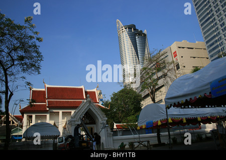 Buddhistische Tempel und Central World Wolkenkratzer in Zentral-Bangkok, Thailand. Stockfoto