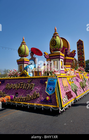 Blumenschau, antike und moderne Floristik bunt dekoriert mit Blumen, Umzug mit Wagen mit bunten Blumen; 34 Chiang Mai Flower Festival. Stockfoto