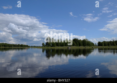 Das schöne Bild der karelischen Waldrand am Ufer eines Sees mit einigen riesigen Felsblock Stockfoto