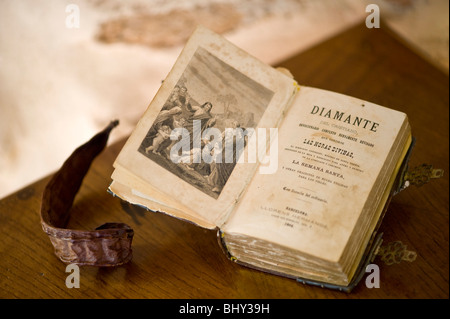 Altes Haus-Bibel auf einem Tisch in Mallorca in Spanien Stockfoto