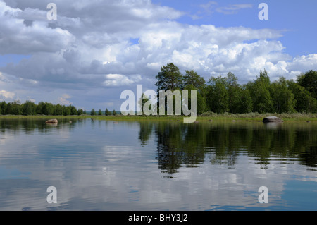 Das schöne Bild der karelischen Waldrand am Ufer eines Sees mit einigen riesigen Felsblock Stockfoto