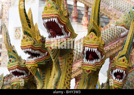 Die Naga, ein Thai Sympathieträger erscheint als eine Schlange oder Cobra außerhalb der Wat Bupparam, Chiang Mai Thailand Stockfoto