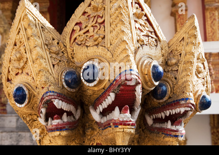 Die Naga, ein Thai Sympathieträger erscheint als eine Schlange oder Cobra außerhalb der Wat Bupparam, Chiang Mai Thailand Stockfoto