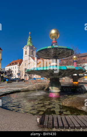 Hundertwasser Brunnen und Guildhall in der alten Stadt von Zwettl, Waldviertel Region, Niederösterreich, Österreich Stockfoto