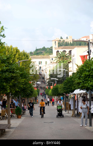 Einkaufsstraße von Arta auf Mallorca in Spanien Stockfoto