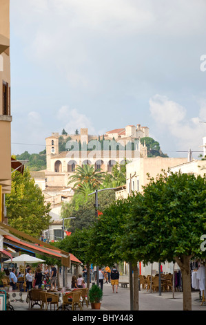 Einkaufsstraße von Arta auf Mallorca in Spanien Stockfoto