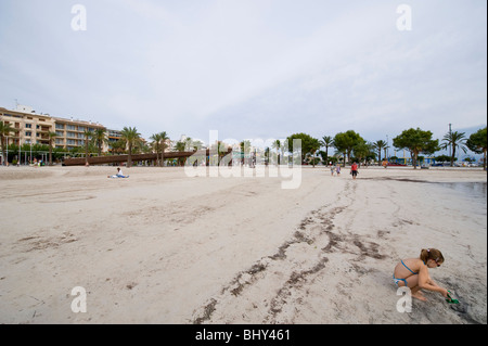 Strand von Port de Alcudia auf Mallorca in Spanien Stockfoto