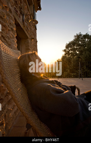 Nachdenkliche Frau bei Sonnenuntergang in der Nähe von Sos Ferres in Manacor auf Mallorca in Spanien Stockfoto