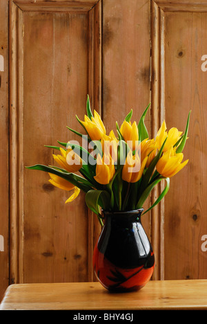 Gelbe Tulpen in Vase. Februar 2010 Stockfoto