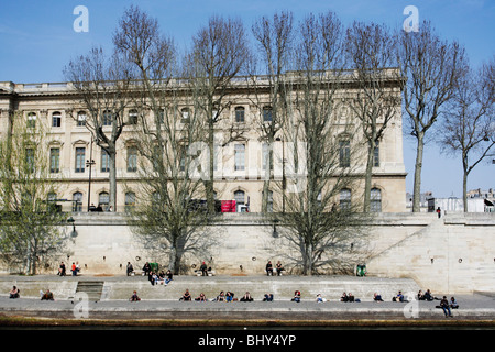 Sonnenanbeter entlang Seine in Paris, Frankreich. Blick vom Sightseeing Tourenboot. Stockfoto