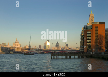 Der South Bank und der Oxo Tower Wharf mit dem Heiligen Paulus, Gherkin, Blackfriars Bridge und Tower 42 im Hintergrund Stockfoto