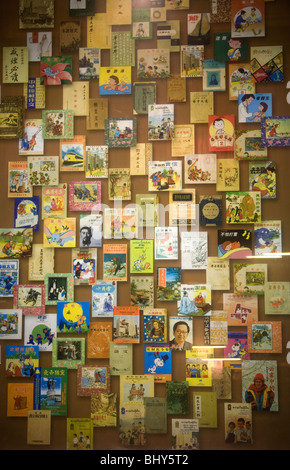 Childrens chinesische Literatur Display - innen Thai Hua Museum in Phuket - Thailand Stockfoto