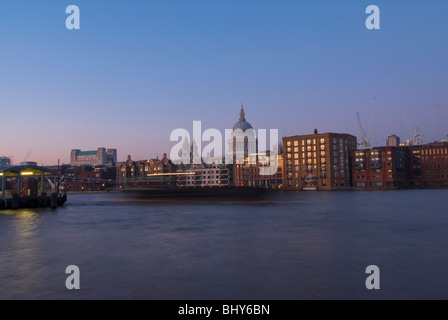 St. Pauls-Kathedrale in der Dämmerung von der Southbank des Flusses Themse gesehen Stockfoto