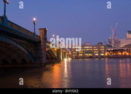 Southwark Bridge in der Londoner Innenstadt, Blick vom Südufer am frühen Abend mit den Straßenlaternen auf Stockfoto