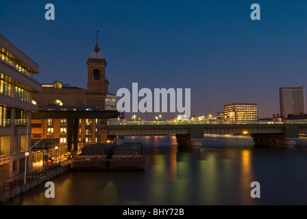 Landschaft von Cannon Street Railway Bridge und Bahnhof in der Dämmerung stromaufwärts entnommen von der Nordseite der Southwark Bridge Stockfoto