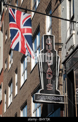 Anschluß-Markierungsfahne fliegen über "Quo Vadis" Restaurant in Soho, London, UK. Stockfoto