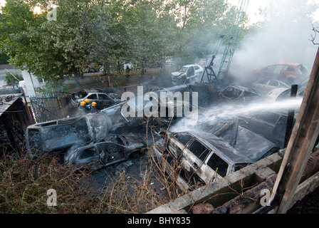 Auto Schrottplatz recycling auf Feuer Dämpfung nach unten Stockfoto