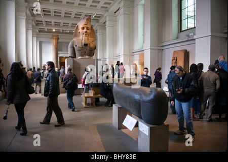 Das British Museum, London, England, UK. Scharen von Besuchern aus dem in- und Ausland besuchen das Britsh Museum in London, England. Stockfoto