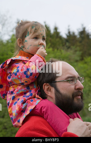 Kleinkind Mädchen auf Papa. Windpocken. Frühling. Stockfoto