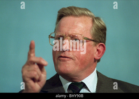 TOM König MP SECRETARY OF STATE FOR DEFENCE 9. Dezember 1991 Stockfoto
