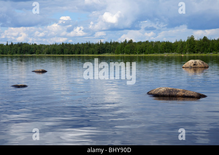 Das schöne Bild der karelischen Waldrand am Ufer eines Sees mit einigen riesigen Felsblock Stockfoto