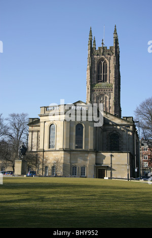 Stadt von Derby, England. Derby Kathedrale Kirche von Allerheiligen betrachtet von Dom grün. Stockfoto