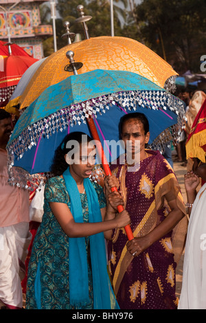 Indien, Kerala, Alappuzha (Alleppey) Arthunkal, fest des Heiligen Sebastian, junge weibliche Pilger hält Prozession Sonnenschirm Stockfoto