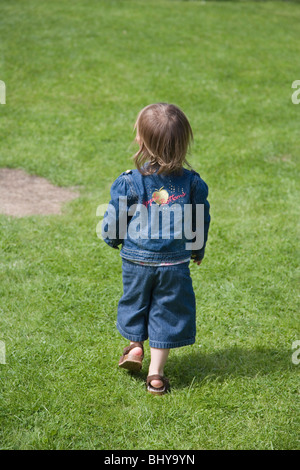 18 Monate alten Baby Mädchen zu Fuß entfernt. Stockfoto