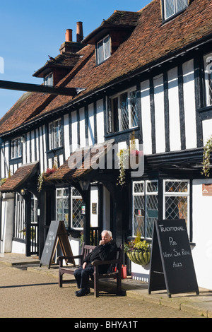 Pinner Middlesex, Detail der tudor Strahlen & Bleiglasfenster von The Queen es Head zurückgeht, 1344, umbenannt nach Queen Anne Stockfoto