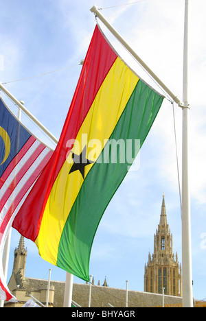 Horizontales Dreiband aus rotem Gold und grüner Ghana-Nationalflagge in London, England, Großbritannien Stockfoto