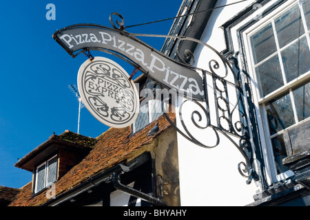 Pinner Middlesex, sympathischen Design Zeichen der Pizza Express auf dem Gelände des alten Dorfes Bäckerei aus dem 17. Jahrhundert. Stockfoto