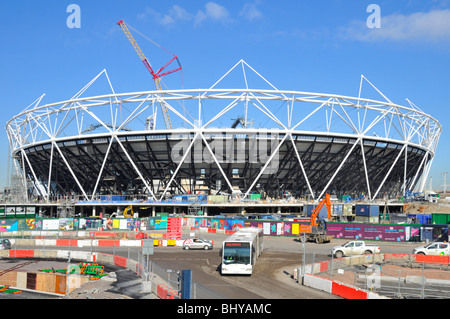 Kran im Stratford 2012 Olympic & Paralympic Games Sportstadion Bauindustrie Baustellenarbeiten im Gange Newham East London England, Großbritannien Stockfoto