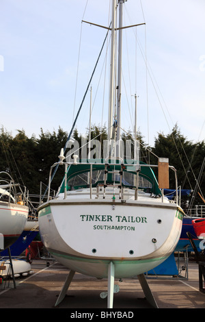 Boote aus dem Wasser für die Wartung über die Wintermonate genommen; Emma und Tinker Tailor. Stockfoto