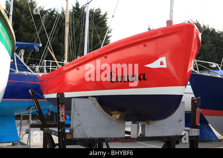 Boote aus dem Wasser für die Wartung über die Wintermonate genommen; Emma und Tinker Tailor. Stockfoto