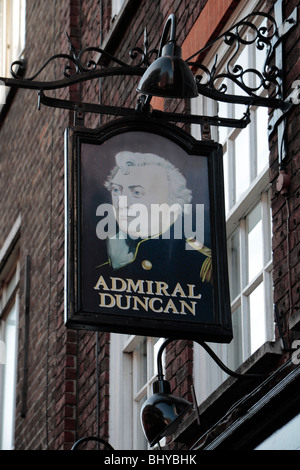 Hängende Schild über dem Eingang zum Admiral Duncan "Wirtshaus in Soho, London, UK. Nov 2009 Stockfoto