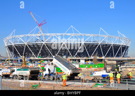 Kran im Stratford 2012 Olympic & Paralympic Games Sportstadion Bauindustrie Baustellenarbeiten im Gange Newham East London England, Großbritannien Stockfoto