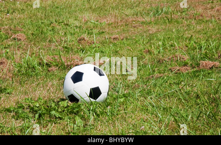 Dieses Foto ist ein Fußball Gras sitzen. Stockfoto