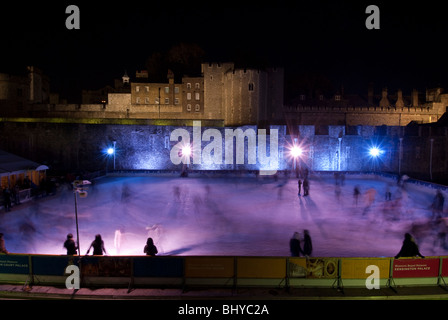 Eisläufer im Tower von London in der Nacht Stockfoto