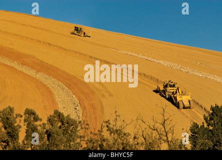 Rekultivierung arbeiten auf Lagerbestände bei Freeport-McMoRan Copper & Gold Inc. Tyrone Mine in der Nähe von Silver City, New Mexico, USA Stockfoto