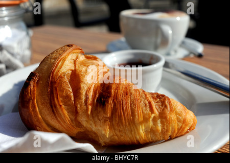 Croissant und Kaffee für kontinentales Frühstück in einem alfresco Café in Brighton, Sussex UK Stockfoto