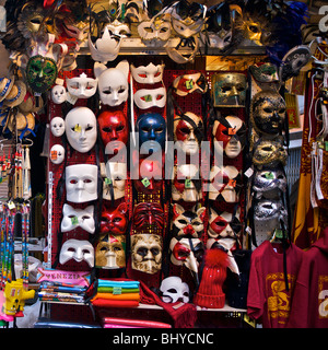 Bunten Karnevalsmasken auf einer Shop-Stall in Venedig, Veneto, Italien Stockfoto