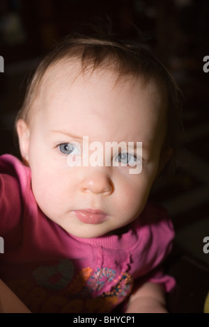 1 Jahr alt Baby Mädchen denken über etwas ernstes. In Gedanken verloren Stockfoto