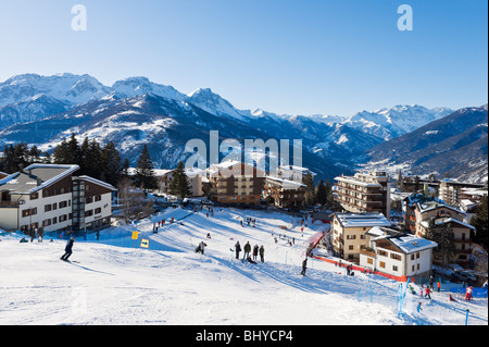 Blick vom unteren Rand der Piste in Richtung Altstadt, Sauze d, Milchstraße Skigebiet, Italien Stockfoto