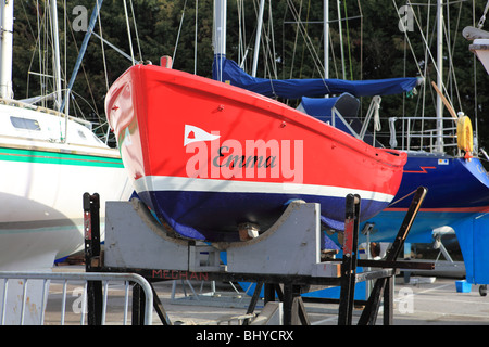 Boote aus dem Wasser für die Wartung über die Wintermonate genommen; Emma und Tinker Tailor. Stockfoto