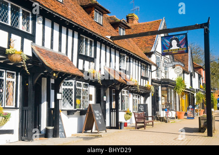 Pinner Middlesex Detail des Tudor und Balken Bleiglasfenster der Queen's Kopf zurückgehend bis 1344 nach Queen Anne umbenannt Stockfoto